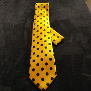 MEN'S ST. PATRICK GOLD/BLACK POLKA DOT TIE AND POCKET SQUARE SET.